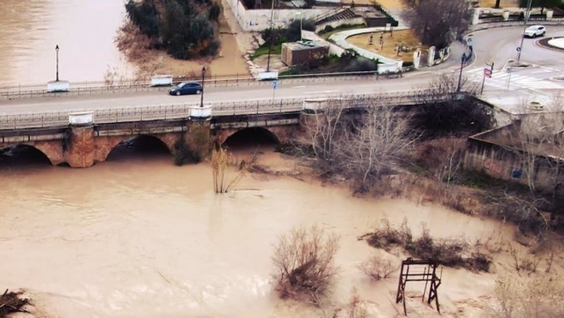 El río Genil vuelve a estar en nivel rojo a su paso por Écija