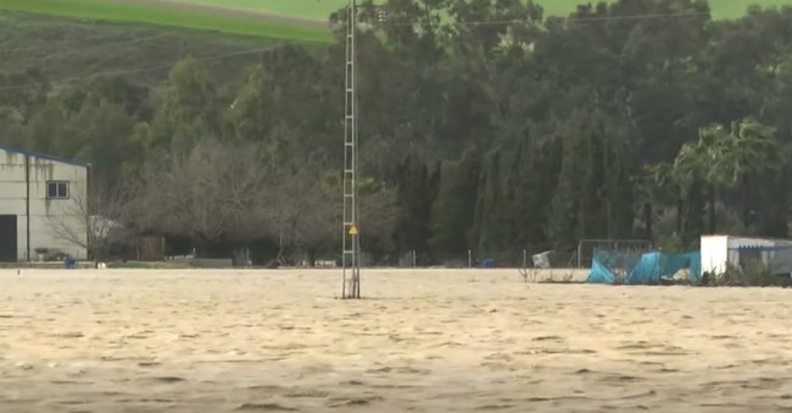 El río Genil mantiene por segunda noche consecutiva en nivel rojo a su paso por Écija
