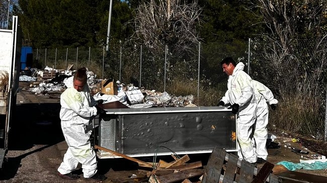 El ayuntamiento limpia los vertidos incontrolados de la zona del polígono La Campiña