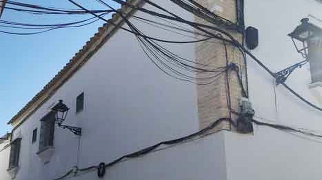 Amigos de Écija exige la retirada inmediata de cableado en los inmuebles y monumentos declarados como BIC