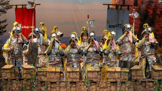 La chirigota de Écija defiende su castillo sobre el escenario del Teatro Falla