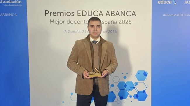 El ecijano Mario Carrasco es reconocido como el tercer mejor docente de España 2025