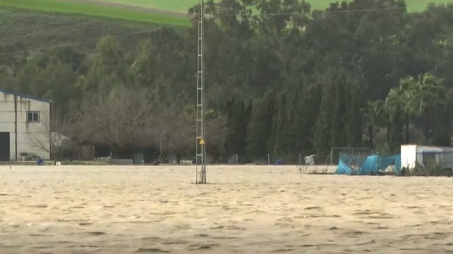 El río Genil mantiene por segunda noche consecutiva en nivel rojo a su paso por Écija