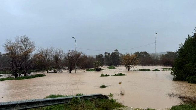El cauce del río Genil a su paso por Écija desciende de los 4 metros y pasa a nivel amarillo