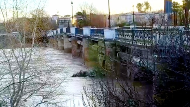 El río Genil sigue en nivel rojo a su paso por Écija, pero con tendencia a la baja