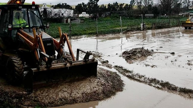 Operarios y maquinaria trabajan en la recuperación de la pedanía de Isla del Vicario