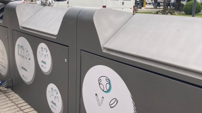 Instalados los contenedores del mini punto limpio de recogida de pequeños electrodomésticos