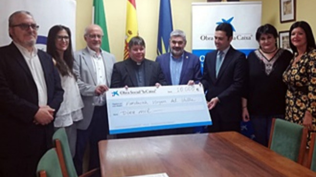 La Caixa entrega ayuda al economato social de la Virgen del Valle