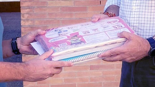 entrega becas de material escolar