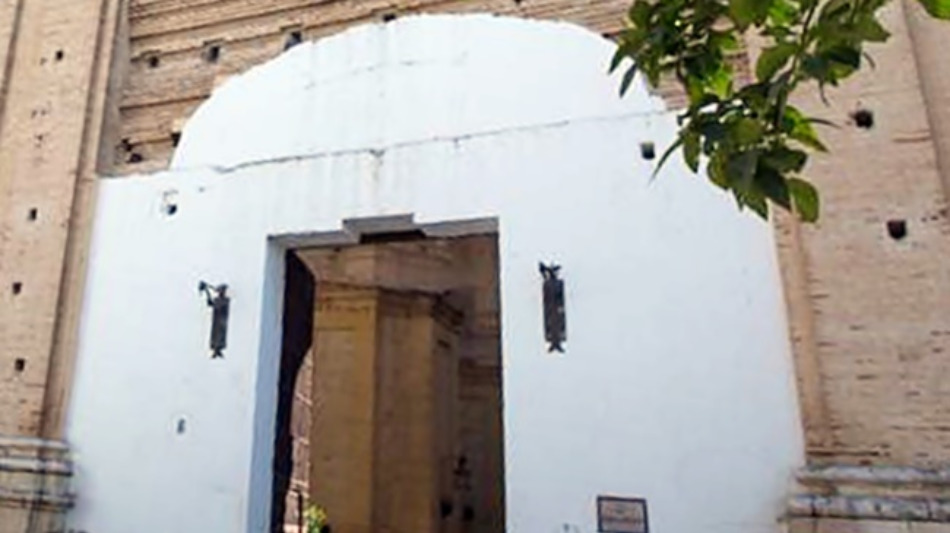 entrada principal a la Iglesia Mayor de Santa Cruz