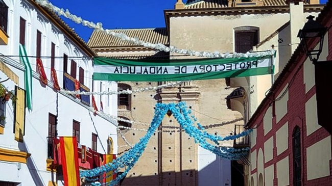 calle engalanada para la virgel del valle