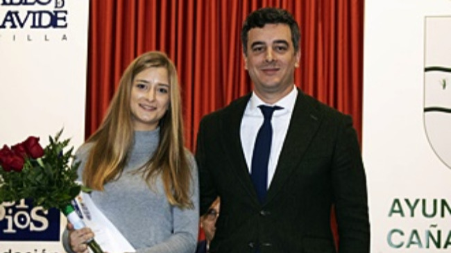 Nerea Hebles y el alcalde carrosaleño