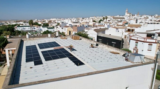 Fuentes de Andalucía instala módulos solares que darán suministro eléctrico a todo el municipio