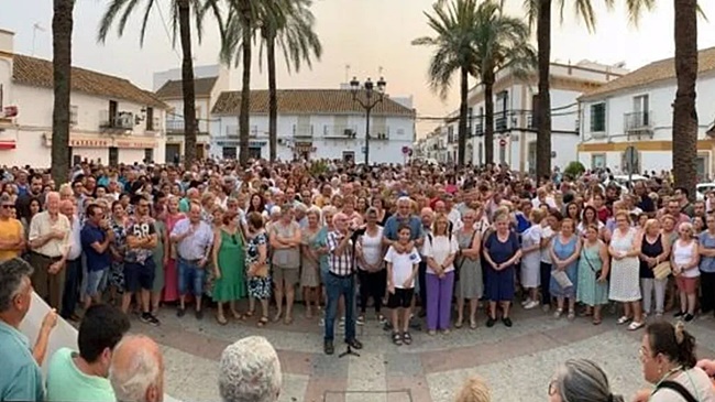 La población de La Campana se concentra contra la marcha del párroco de la Iglesia de Santa María la Blanca