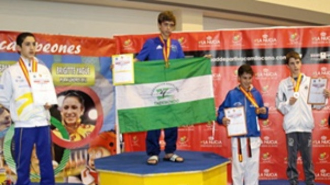 Álvaro Hidalgo Mérida en el podium