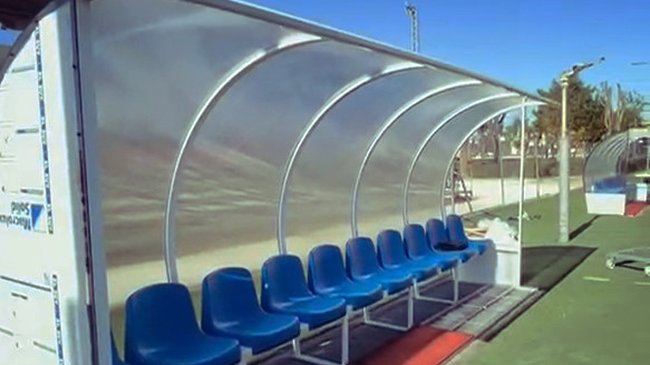 nuevos banquillos del polideportivo