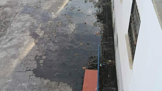 rotura de una arqueta en la barriada Tamarit Martel