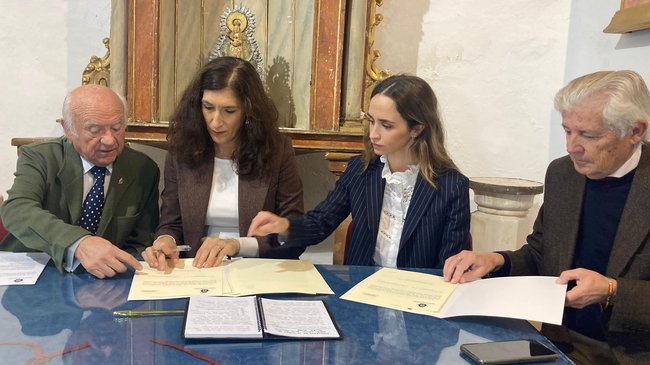 Firmado el encargo del CGHC de Écija con la cartelista de la Semana Santa de 2026