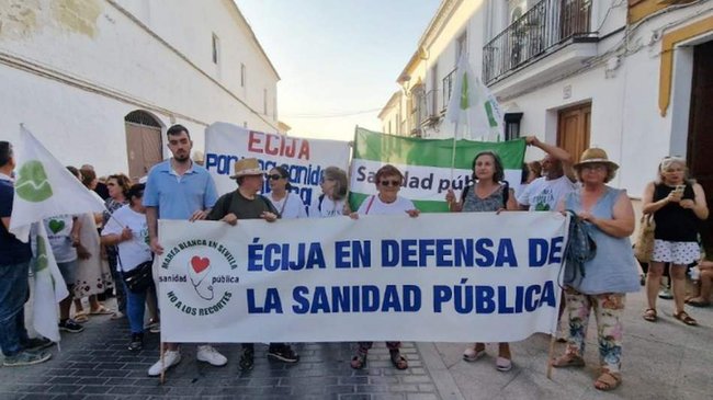 vecinos de Écija en la concentración en defensa de la sanidad pública