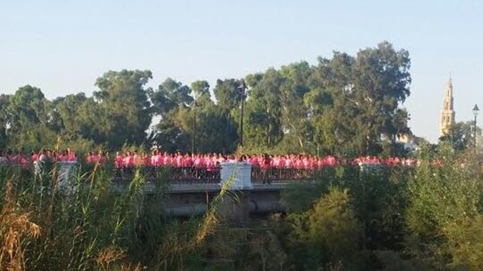 marcha a su paso por el puente