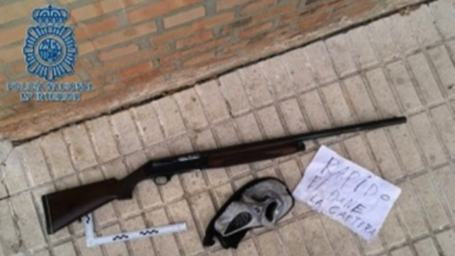 escopeta y careta atraco