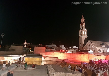 visitantes en el yacimiento arqueológico de Plaza de Armas
