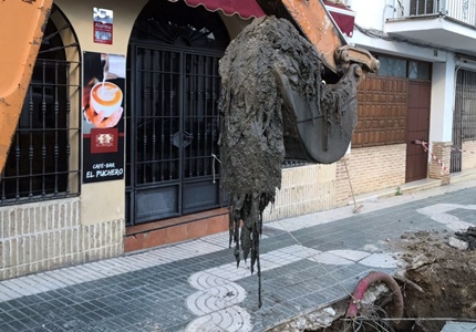 atranque de toallitas en la Avenida de los Emigrantes