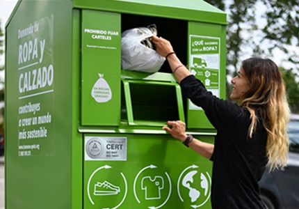 contendor de ropa y calzado usado