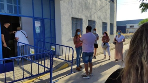 controles a los asistentes de los exámenes teóricos para obtención del permiso de conducir