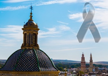 La Ciudad de Écija guarda un minuto de silencio por las víctimas de los atentados de Barcelona y Cambrils.