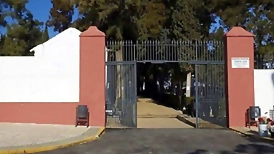 puerta de entrada al cementerio municipal de ecija