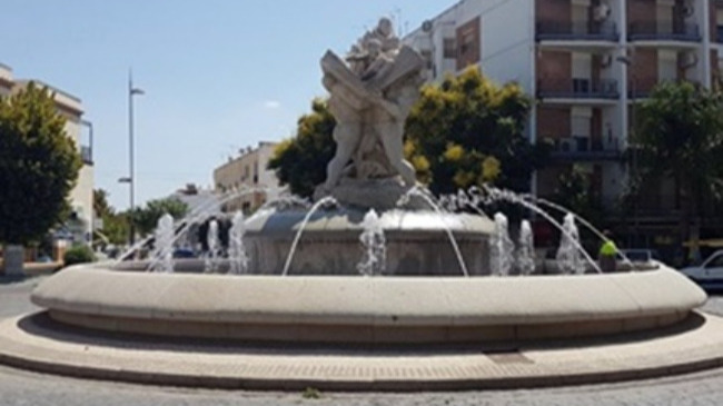 El agua ya fluye por la fuente ornamental de Cervantes.