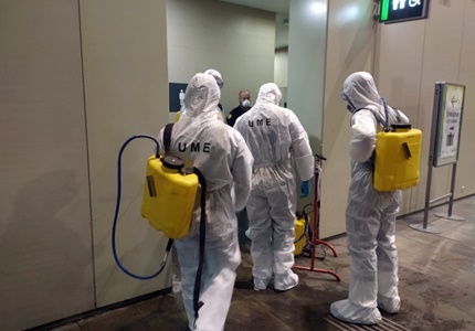 Unidad Militar de Emergencias (UME) desinfectando hospital