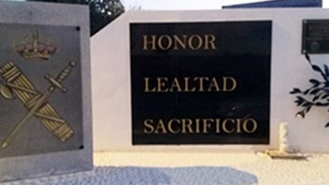 monolito homenaje guardia civil en ecija