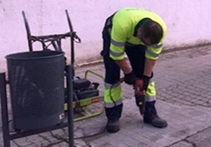 instalación de las nuevas papeleras