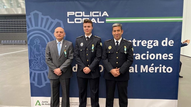 Un vecino y dos policías locales han recibido la Cruz con distintivo verde de la Orden al Mérito de la Policía Local de Andalucía