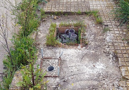 socavon en el acerado de la pedanía de Villanueva del Rey