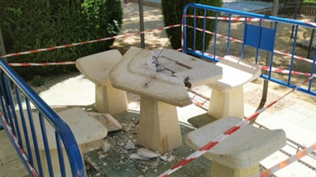 mesa destrozada del parque Vélez de Guevara